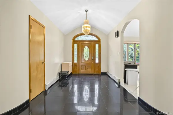 22 Penn DR, Dix Hills, NY 11746
