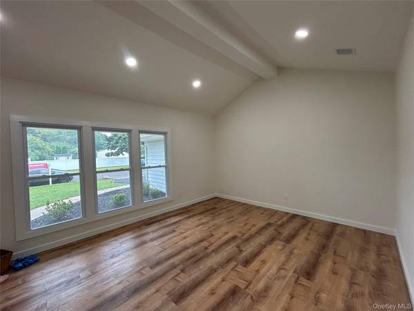 5 Orleans GN, Coram, NY 11727