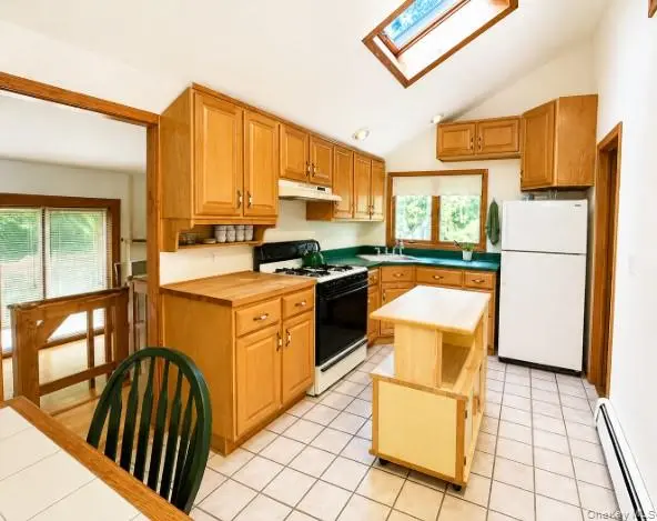 86 N Evergreen DR, Selden, NY 11784