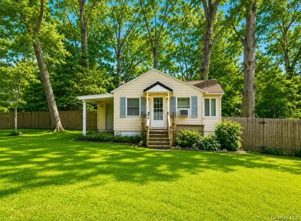 86 N Evergreen DR, Selden, NY 11784