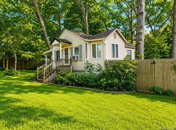 86 N Evergreen DR, Selden, NY 11784