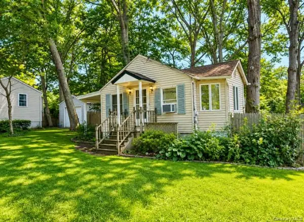 86 N Evergreen DR, Selden, NY 11784
