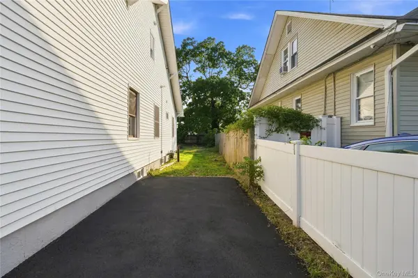 16 West DR, Bay Shore, NY 11706