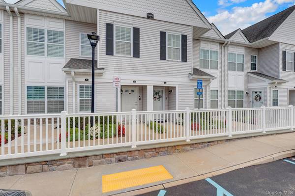 41 Spring DR, Seaford, NY 11783