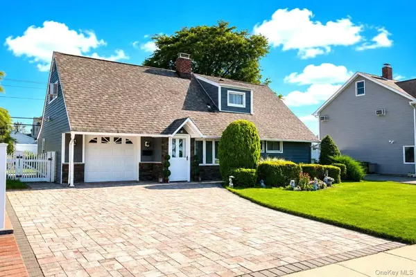 31 Sunrise LN, Levittown, NY 11756