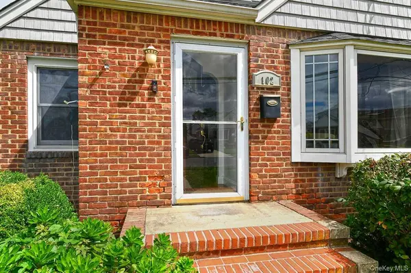 102 Roxbury RD, Franklin Square, NY 11010