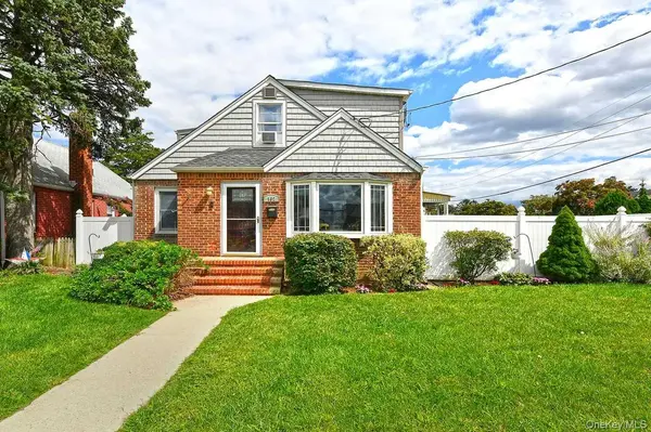 102 Roxbury RD, Franklin Square, NY 11010