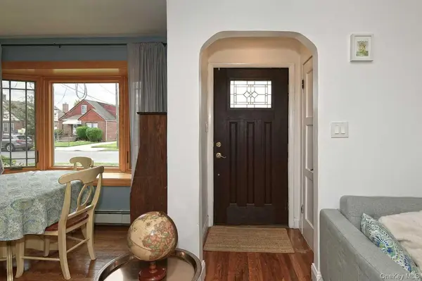 102 Roxbury RD, Franklin Square, NY 11010
