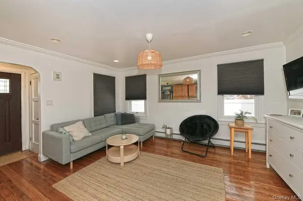 102 Roxbury RD, Franklin Square, NY 11010