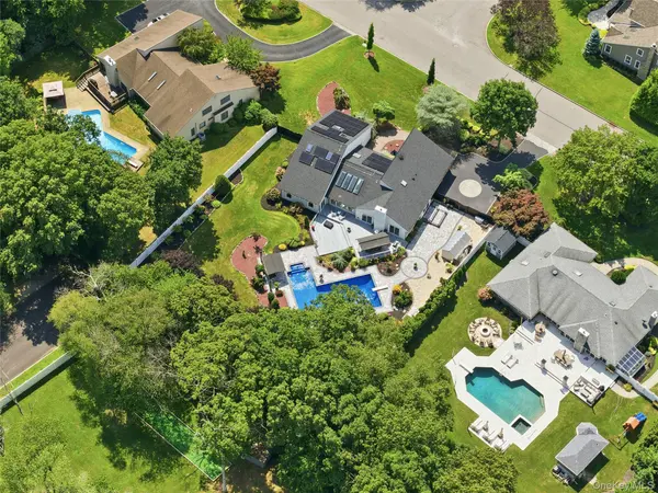 31 Deer RUN, East Islip, NY 11730