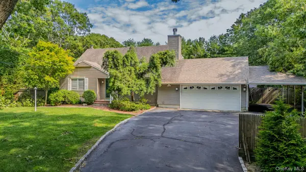 10 W Landing RD, Hampton Bays, NY 11946