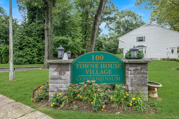 1108 Towne House VLG, Hauppauge, NY 11749