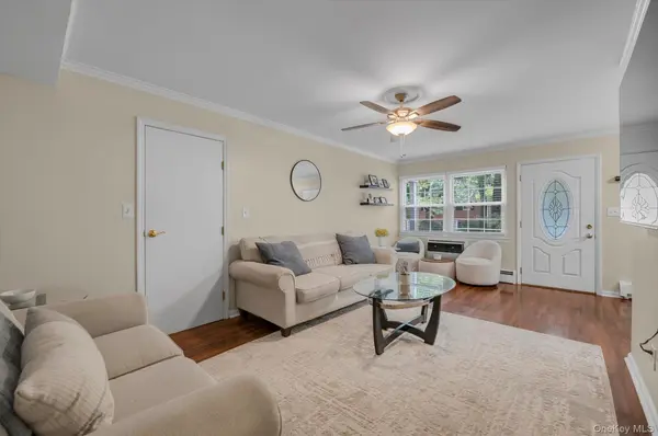 1108 Towne House VLG, Hauppauge, NY 11749