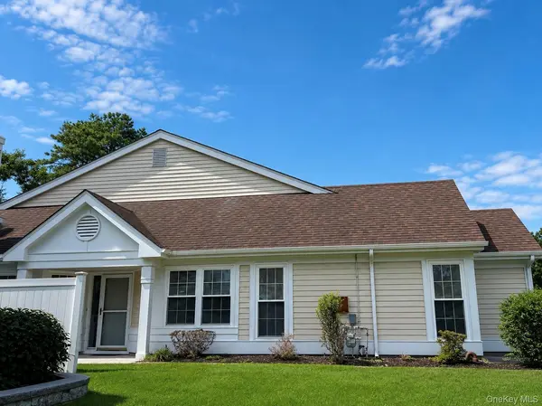 6 Oakdale CT, Ridge, NY 11961