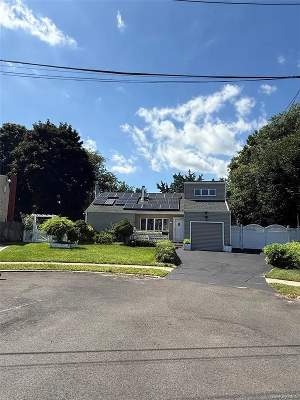 4 Sandy CT, Deer Park, NY 11729