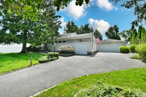 204 Franklin ST, Massapequa Park, NY 11762