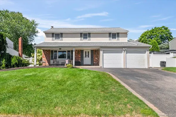 41 Longstreet DR, Lake Grove, NY 11755