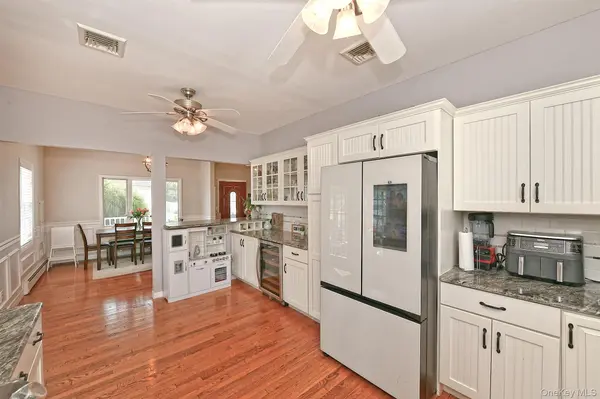 48 Lake ST, Lindenhurst, NY 11757