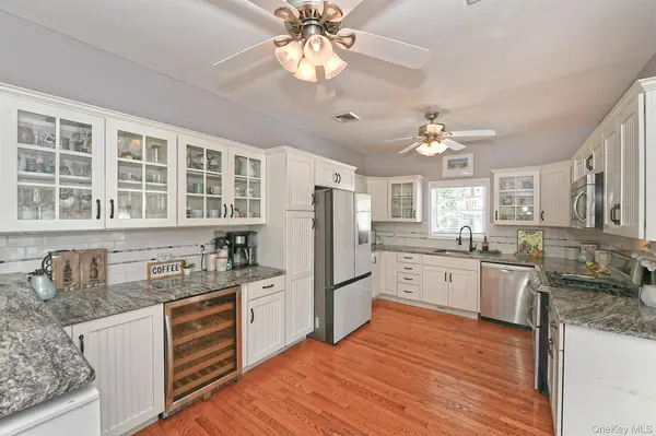 48 Lake ST, Lindenhurst, NY 11757