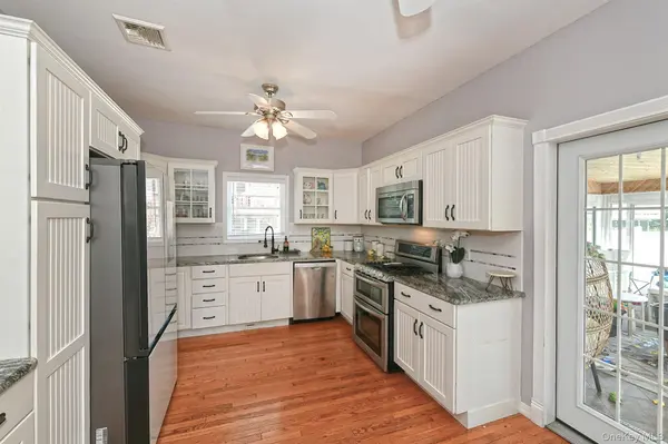 48 Lake ST, Lindenhurst, NY 11757