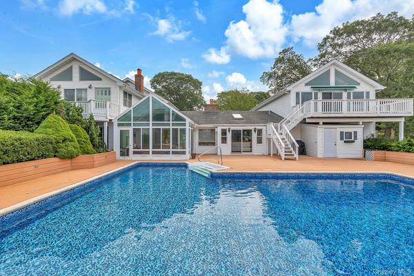 20 Oak LN, Hampton Bays, NY 11946