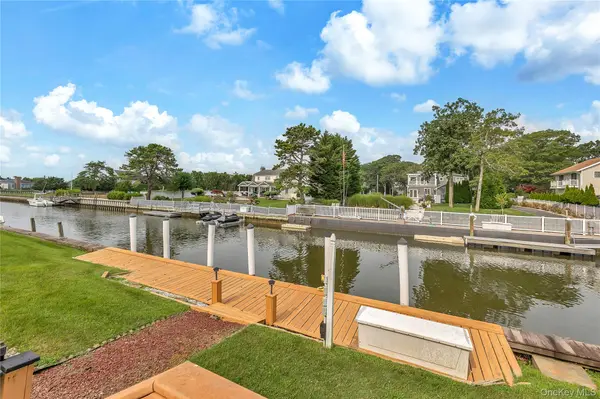 20 Oak LN, Hampton Bays, NY 11946