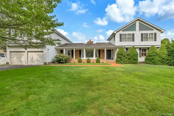 20 Oak LN, Hampton Bays, NY 11946