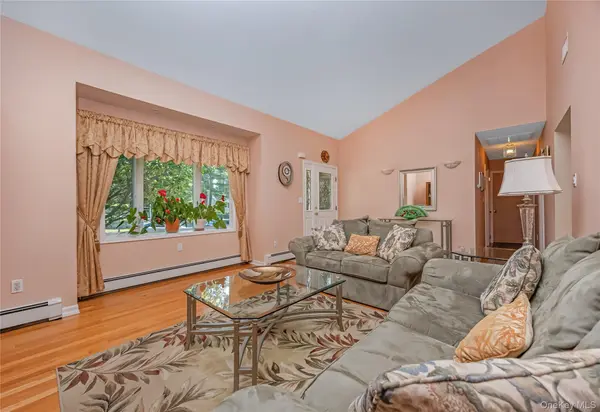 353 Thrift ST, Ronkonkoma, NY 11779