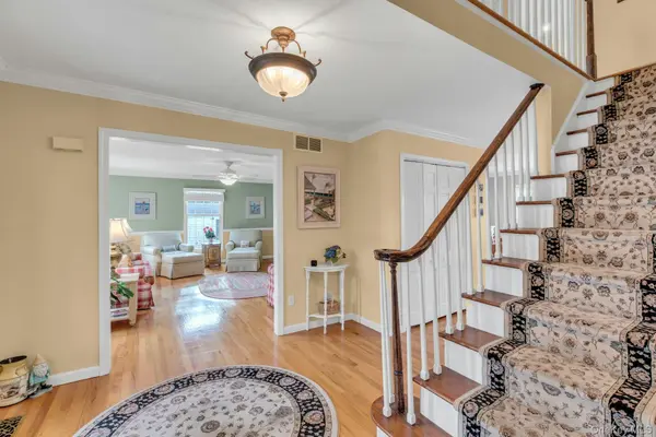 26 Oak LN, Hampton Bays, NY 11946