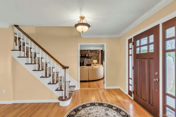 26 Oak LN, Hampton Bays, NY 11946