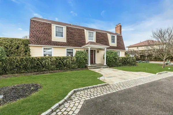 26 Oak LN, Hampton Bays, NY 11946