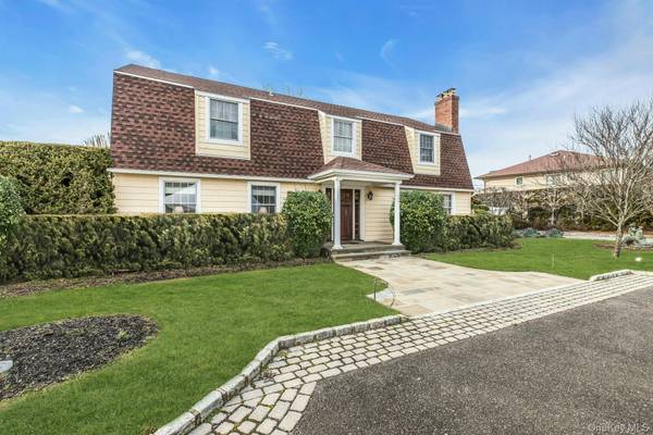 26 Oak LN, Hampton Bays, NY 11946
