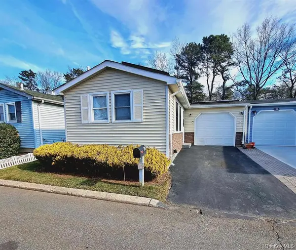 21 Village CIR, Manorville, NY 11949
