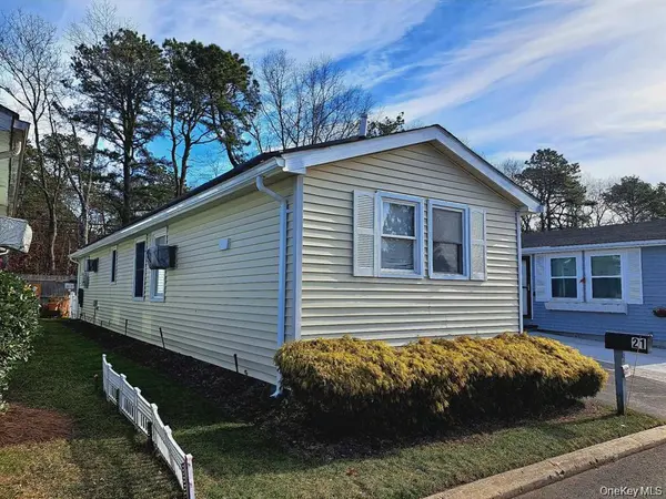 21 Village CIR, Manorville, NY 11949