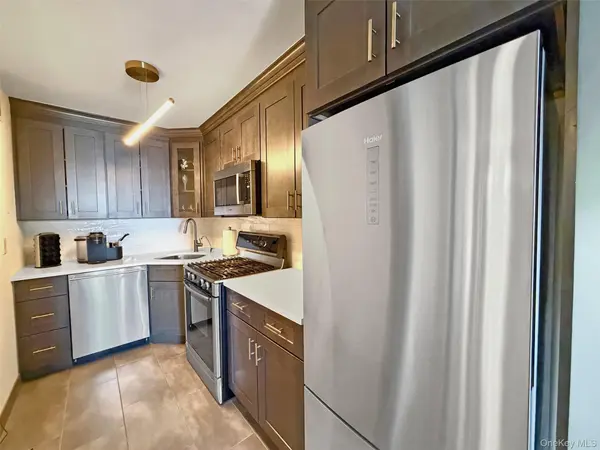 61-20 Grand Central Pkwy #A1008, Forest Hills, NY 11375