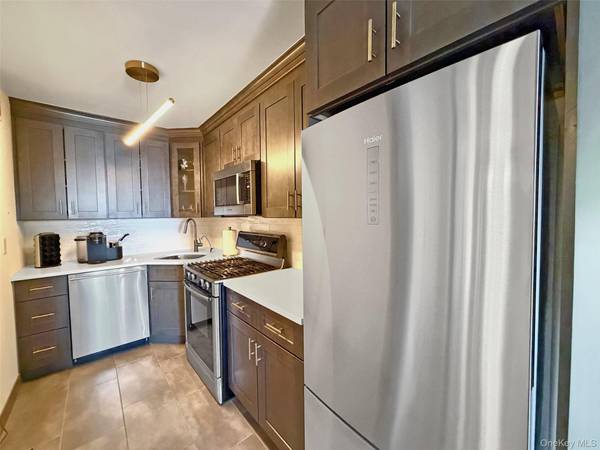 61-20 Grand Central Pkwy #A1008, Forest Hills, NY 11375