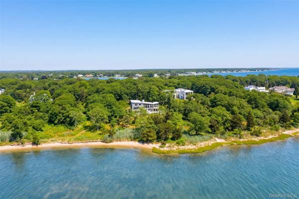 34 Old Neck RD, Center Moriches, NY 11934