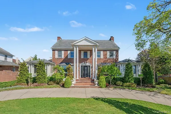 23 Center DR, Malba, NY 11357