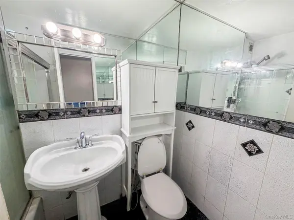 61-20 Grand Central Pkwy #A901, Forest Hills, NY 11375