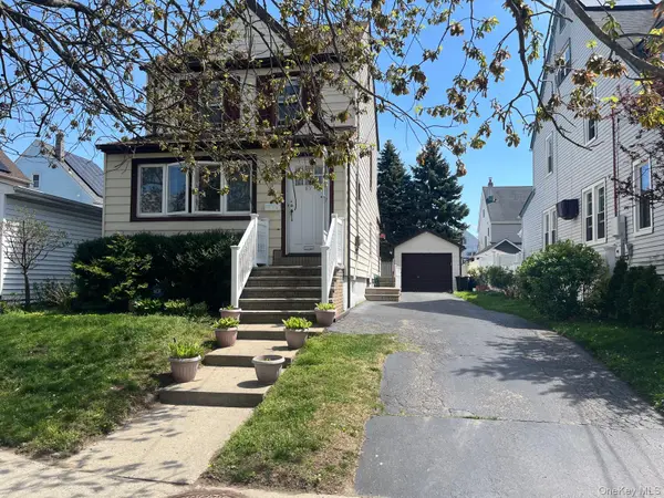 89 Carstairs RD, Valley Stream, NY 11581