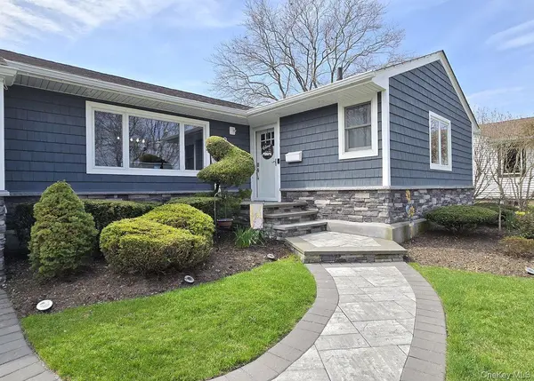 22 Clifford DR, Farmingdale, NY 11735