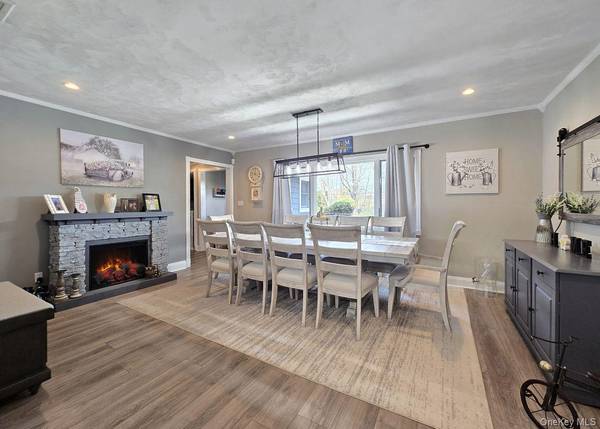 22 Clifford DR, Farmingdale, NY 11735