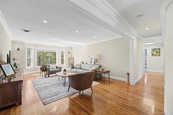 31 Edgemere DR, Searingtown, NY 11507
