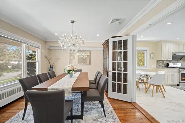 31 Edgemere DR, Searingtown, NY 11507