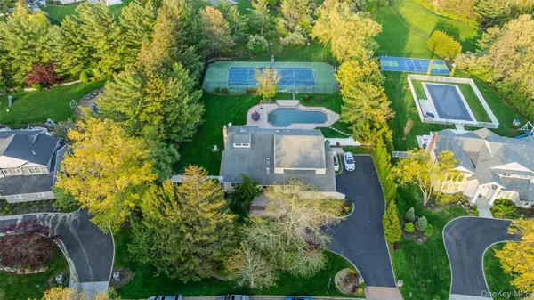 16 Cabriolet LN, Melville, NY 11747