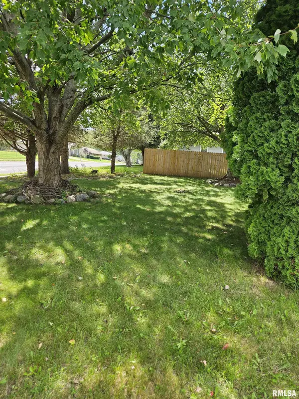 301 MAPLE PARK DR, Pekin, IL 61554