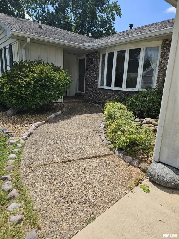 301 MAPLE PARK DR, Pekin, IL 61554