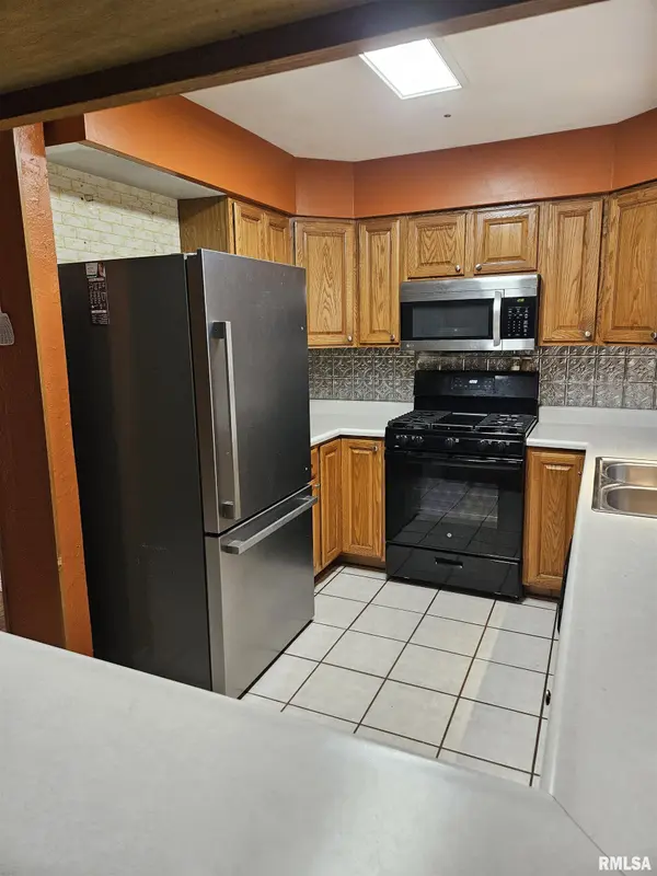 301 MAPLE PARK DR, Pekin, IL 61554