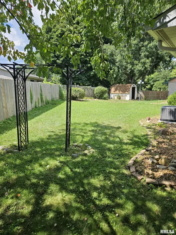 301 MAPLE PARK DR, Pekin, IL 61554