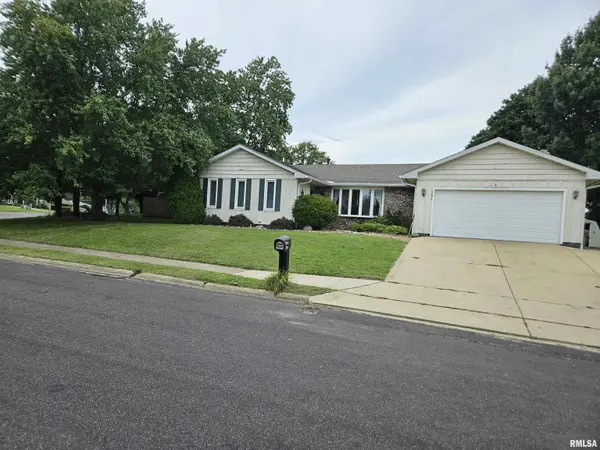 301 MAPLE PARK DR, Pekin, IL 61554
